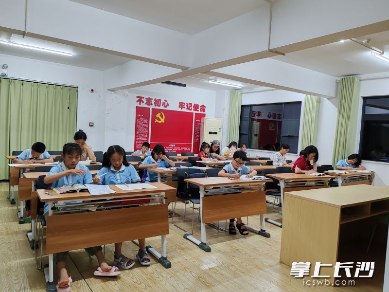 新園社區(qū)為居民提供臨時學(xué)習(xí)點。 均為 桂花坪街道 供圖