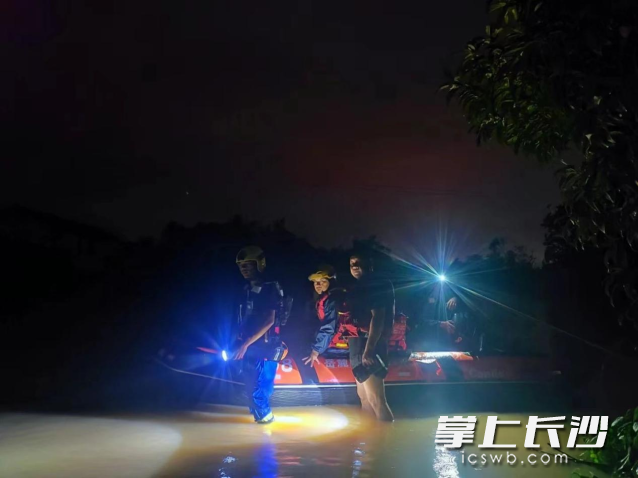 隊員們攜帶救援裝備和救援艇,，毫不猶豫沖進夜色里。 均為長沙晚報通訊員向玲婭供圖