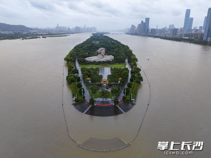 通過無人機(jī)航拍可見，橘子洲并未被大面積淹沒,，僅洲頭親水平臺小部分被淹,。  除網(wǎng)絡(luò)截圖外均為長沙晚報全媒體記者郭雨滴攝