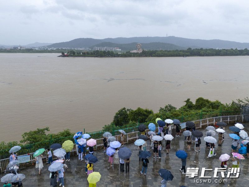 市民游客冒雨在紅辣椒廣場遠(yuǎn)眺橘子洲,。