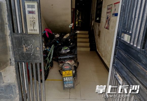 電動自行車違規(guī)停放在小區(qū)一樓門廳處。  長沙晚報通訊員 胡宇波 供圖
