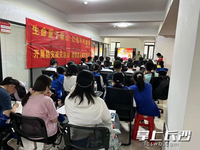通過(guò)案例講解宣傳防災(zāi)減災(zāi)知識(shí),。