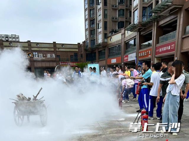 社區(qū)居民現(xiàn)場(chǎng)學(xué)習(xí)消防知識(shí),。