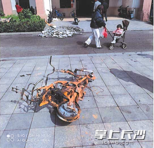 電動自行車車身被燒毀，僅剩金屬架,。長沙晚報(bào)通訊員 余娜娜 供圖