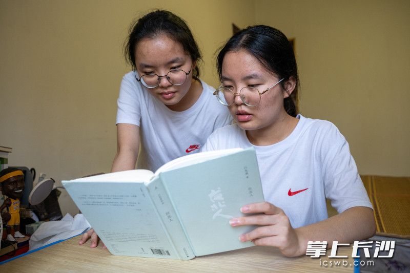 高考結(jié)束以后,，她們花時間最多的還是讀書。