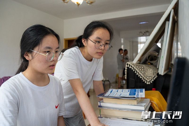 兩姐妹正在查詢高考志愿如何填報,。  均為長沙晚報全媒體記者馮啟陽攝