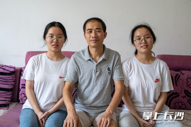 左為姐姐（唐蓓），中間父親龍啟武,，右為妹妹（龍蕾）,。