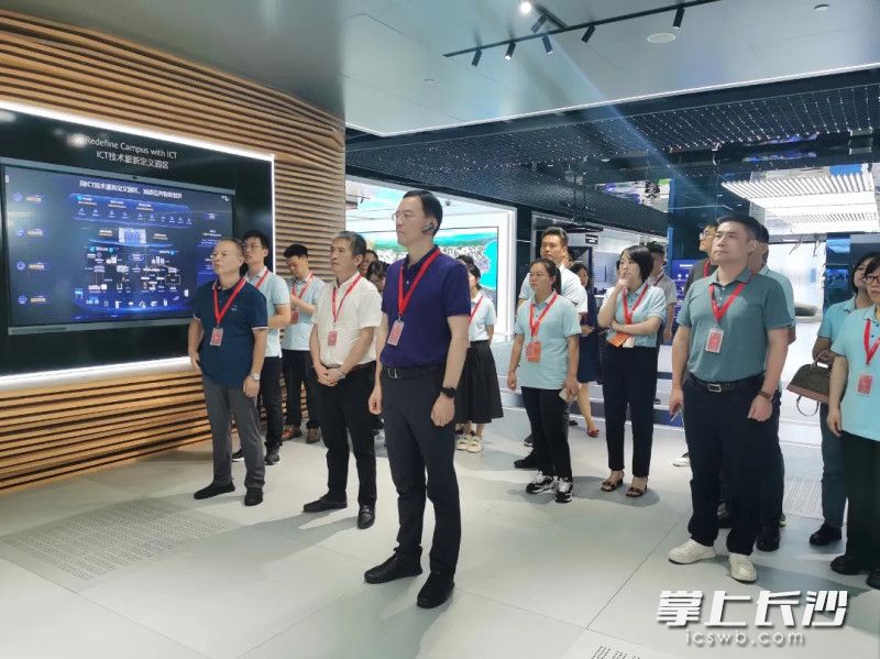學(xué)員在華為基地,、深圳作為科技有限公司參觀,。均為市民政局供圖