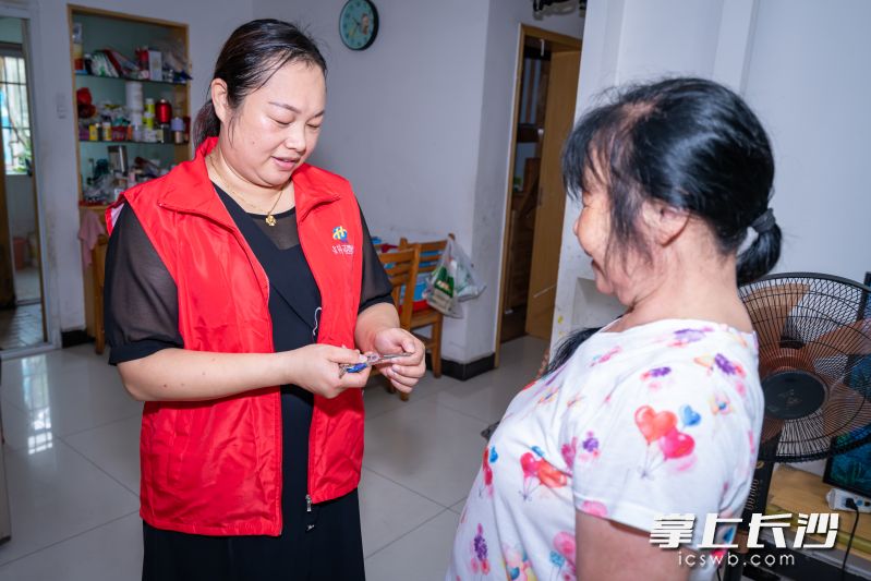 黨員鐘美龍保管著很多鄰居家的鑰匙,。 均為長沙晚報全媒體記者李金攝