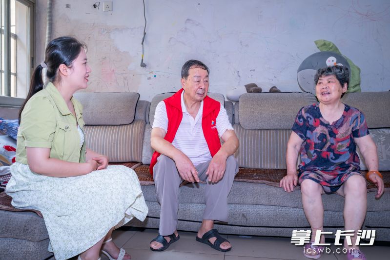 鄰長童中良上門走訪居民，了解高考生考試情況,，送去祝福,。