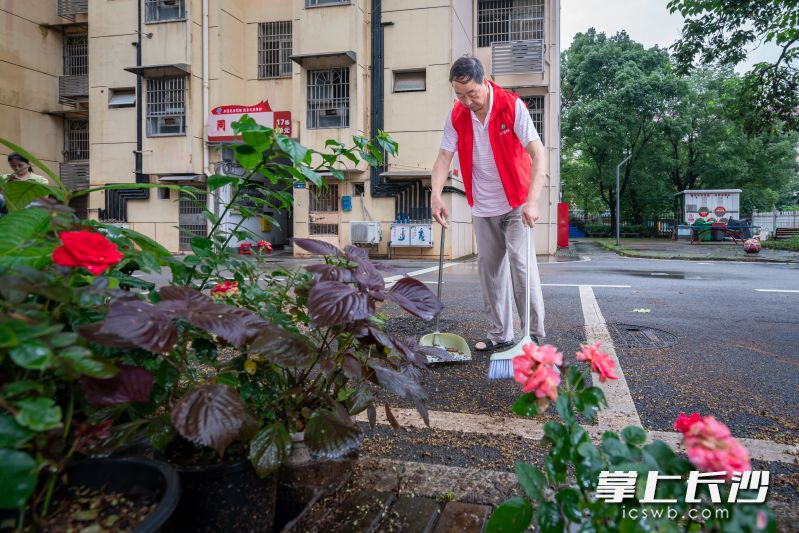 鄰長童中良義務打掃小區(qū)衛(wèi)生,。