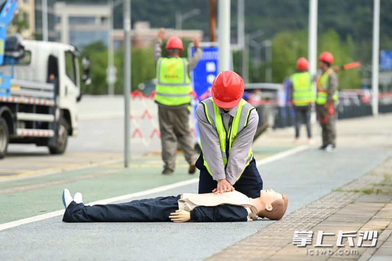 觸電處置演練環(huán)節(jié)中,，安全員將“觸電者”移到安全區(qū)域，發(fā)現(xiàn)“觸電者”心跳呼吸停止,，立即對(duì)其進(jìn)行心肺復(fù)蘇,。均為長(zhǎng)沙晚報(bào)全媒體記者 黃啟晴 攝