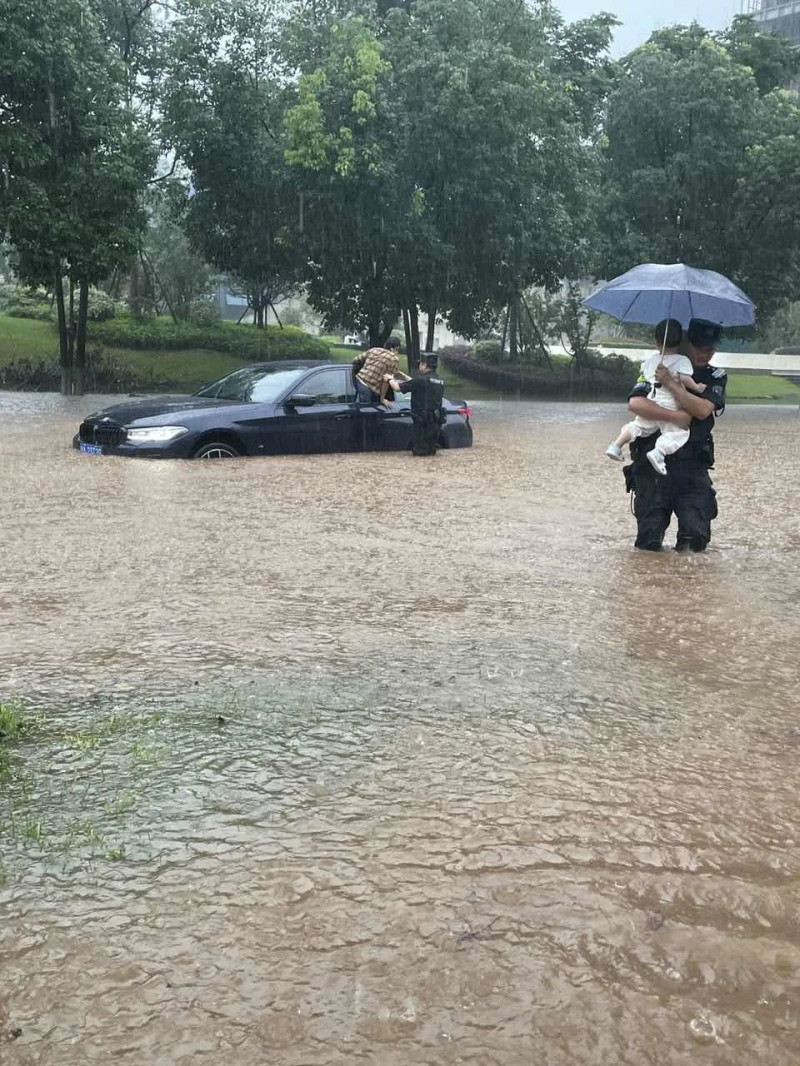 民警曾毅,、黃亮將被困車內(nèi)的市民轉(zhuǎn)移到路邊安全地帶,。圖片均由受訪方提供