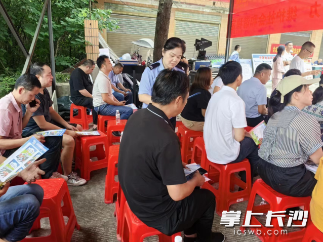 從村頭到巷尾、從社區(qū)到樓門,，不斷提升公眾風(fēng)險防范,、安全應(yīng)急意識和自救互救能力。
