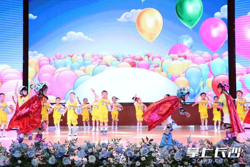 孩子們正在進(jìn)行輪滑+籃球表演《無(wú)與 “輪”比，迎“籃”而上》,。