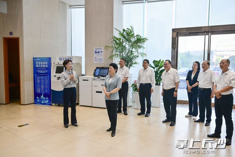 7月9日下午，省委常委,、市委書(shū)記吳桂英在芙蓉區(qū)湖南投資大廈調(diào)研樓宇經(jīng)濟(jì)發(fā)展情況。