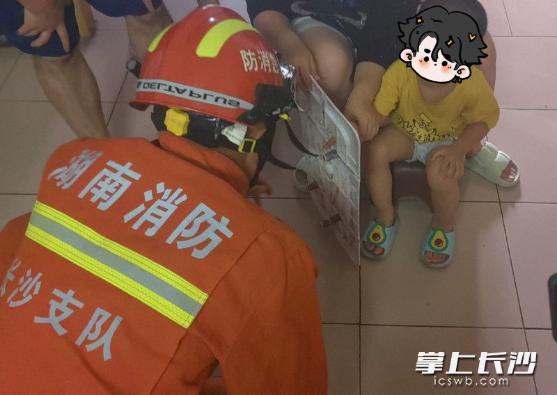 小男孩右手食指被空調后蓋塑料板的小孔卡住,，消防緊急破拆救援,。長沙晚報通訊員 楊慧 供圖