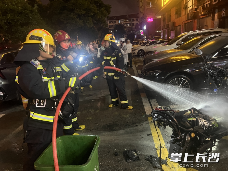 消防救援人員用水槍對(duì)電動(dòng)自行車進(jìn)行降溫滅火,。長(zhǎng)沙晚報(bào)通訊員 謝夢(mèng)嘉 供圖