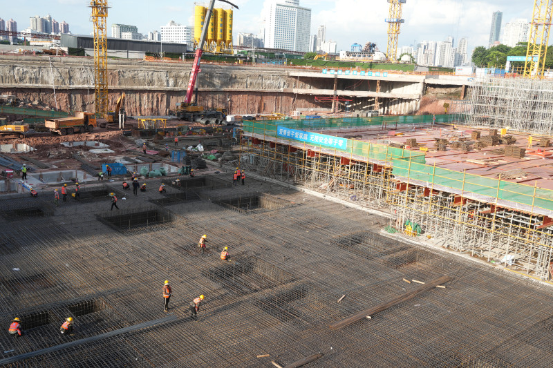 中建五局承建的廣州白鵝潭項(xiàng)目正在進(jìn)行地下工程施工,，項(xiàng)目是華南地區(qū)最大、規(guī)格最高,、M1級(jí)重奢萬(wàn)象城,。其以“數(shù)字”賦能，配套智慧工地開(kāi)展數(shù)字化管理,。