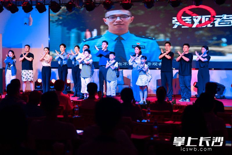 現(xiàn)場志愿者和師生一起表演普法情景劇。