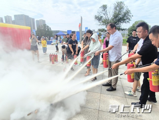 互動活動吸引了眾多市民參與，在輕松愉快的游玩中學(xué)習(xí)安全知識,，掌握自救互救技能。