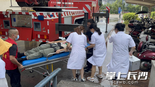 現(xiàn)場設(shè)置疏散逃生,、防煙面罩使用、滅火器使用,、消防栓使用,、心肺復(fù)蘇5個體驗區(qū)域。