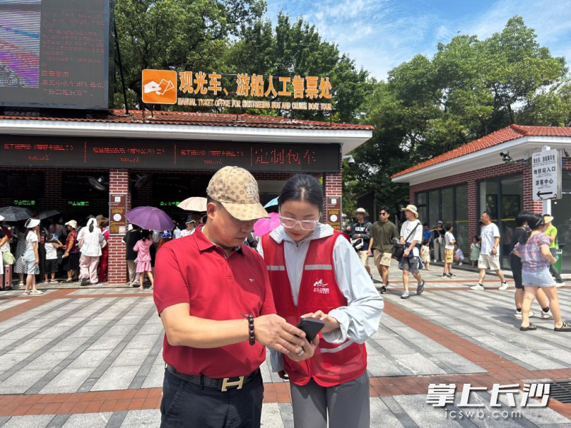 “小青星”青年志愿者在景區(qū)各個點(diǎn)位服務(wù)。