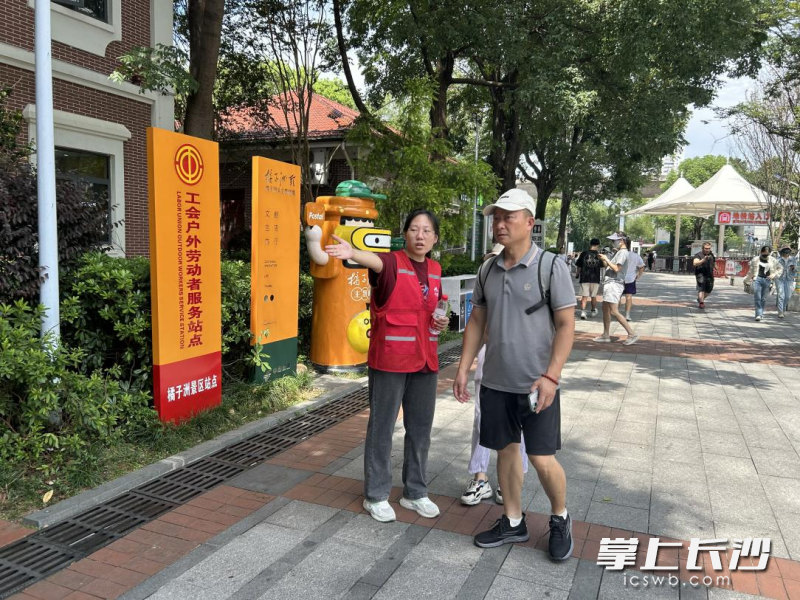 長沙開展為期47天的“文明旅游·青春行動”志愿服務(wù)活動,。  均為長沙晚報通訊員黎漢章,、馮葉供圖