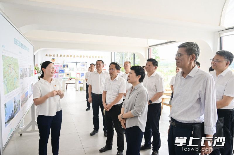吳桂英在田漢花果宜居宜業(yè)和美鄉(xiāng)村示范片調(diào)研和美鄉(xiāng)村建設(shè)工作。