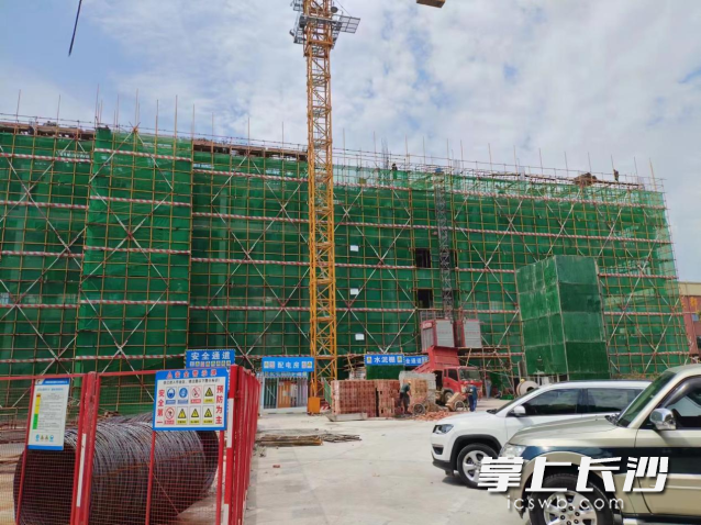 存在安全隱患的電梯作業(yè)現(xiàn)場(chǎng),。 長(zhǎng)沙晚報(bào)通訊員 秦曉陽供圖