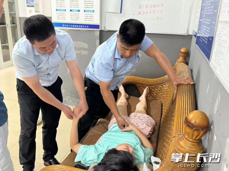 物業(yè)工作人員對業(yè)主進(jìn)行救助,。 均為受訪者供圖
