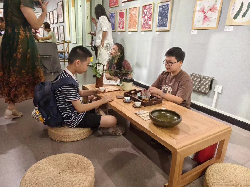 小朋友體驗(yàn)茶藝