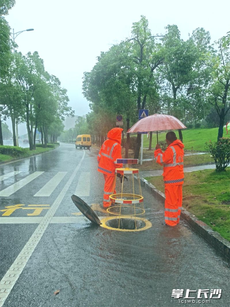 寧鄉(xiāng)市住建局自制防汛“排水神器”，在城區(qū)易澇點(diǎn)使用的效果非常明顯,。長(zhǎng)沙晚報(bào)全媒體記者 張禹 通訊員 陳洪波 伍俊 攝影報(bào)道