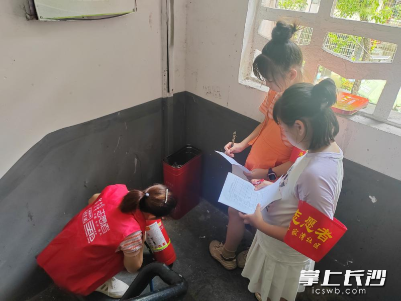 小小“偵察兵”在安全隱患排查表上詳細(xì)記錄自己所發(fā)現(xiàn)的問(wèn)題,。  長(zhǎng)沙晚報(bào)通訊員 殷湘紅 攝
