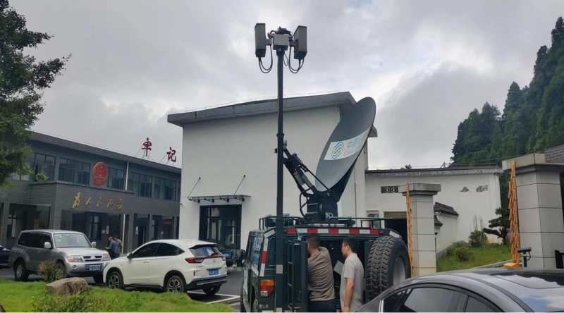 圖為湖南移動衡陽分公司出動應(yīng)急衛(wèi)星通信車保障南岳區(qū)壽岳鄉(xiāng)岳林村通信,。