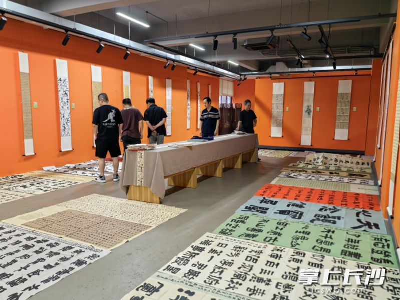 現場，系列主題藝術大賽作品評審工作正有序進行,。  均為天心區(qū)供圖