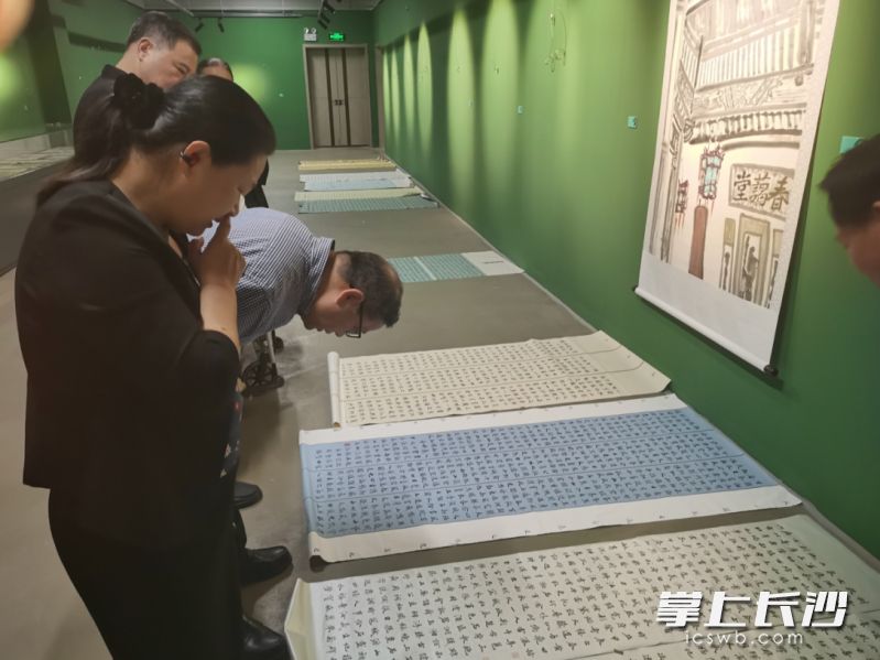 專家評委對作品進行斟酌研討。