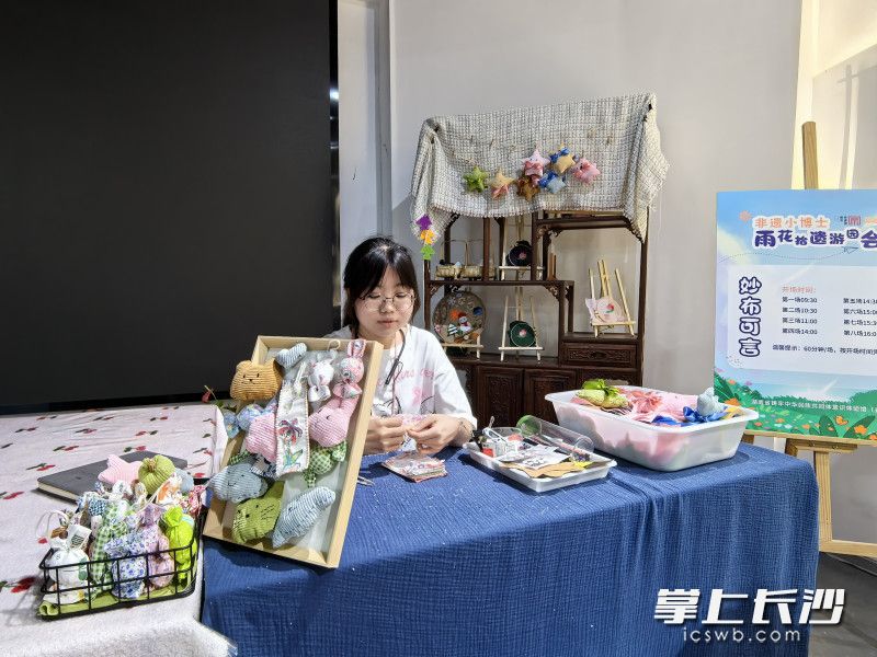 伍錫文正在制作拼布藝術(shù)手工作品,。 長沙晚報全媒體記者 周游 攝