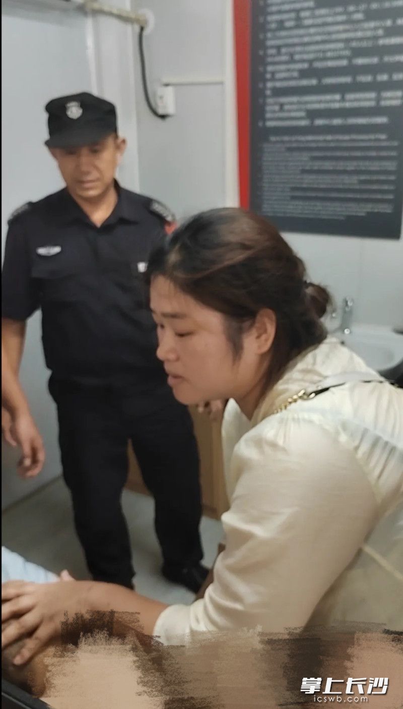 劉燕正在施手急救,。監(jiān)控截圖