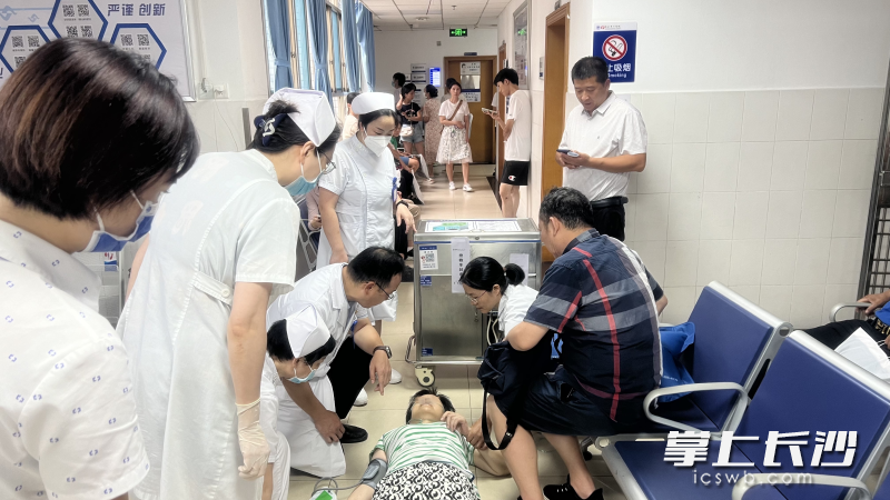 實(shí)施搶救前，醫(yī)護(hù)人員給患者做生命體征評(píng)估,。