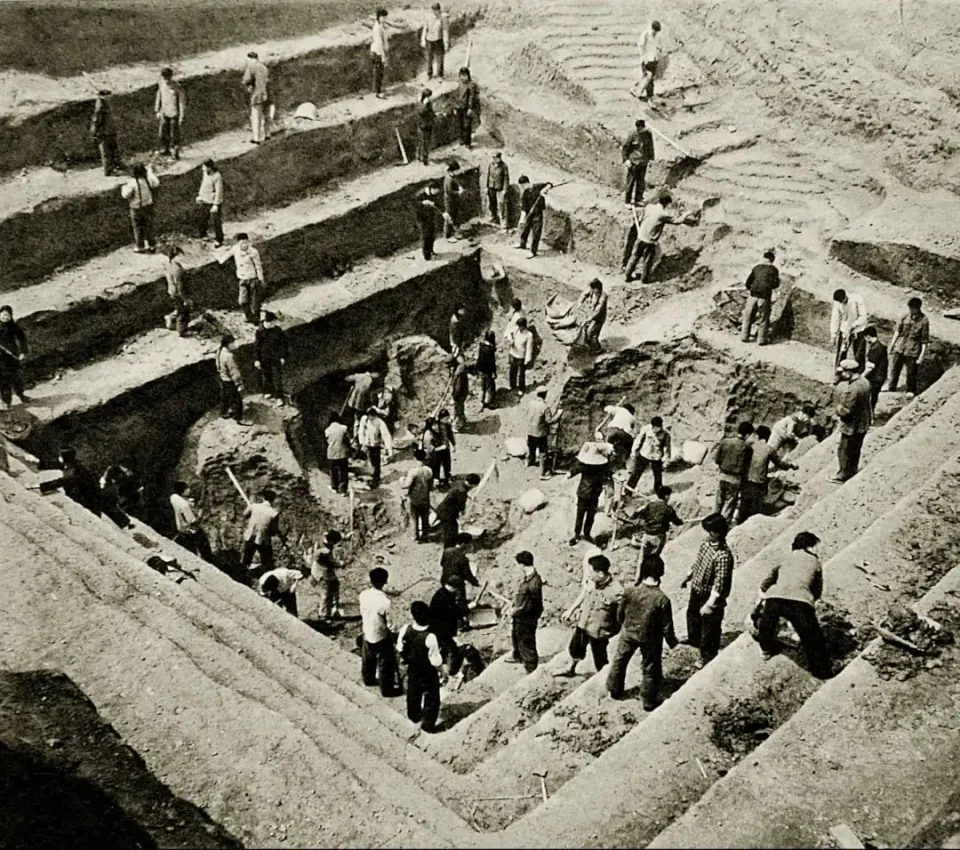 1972年，馬王堆一號(hào)墓發(fā)掘現(xiàn)場(chǎng),。