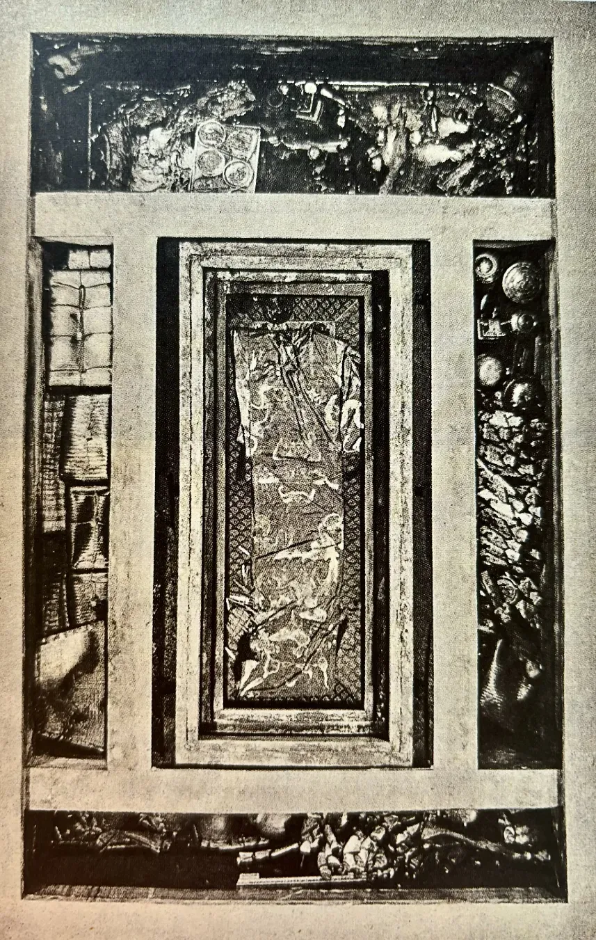 一號(hào)墓“井”字形槨室,，中間為T形帛畫出土?xí)r的狀態(tài)。