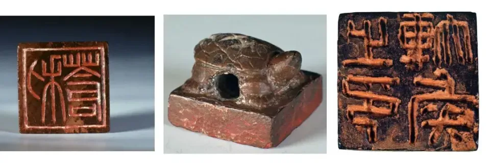 二號(hào)墓出土的三枚印章，左側(cè)為私印“利蒼”,、中間為官印“長(zhǎng)沙丞相”,、右側(cè)為爵印“轪侯之印”。