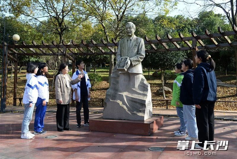 寧鄉(xiāng)一中校園內(nèi)矗立著一尊周光召院士手捧“兩彈一星功勛獎(jiǎng)?wù)隆钡馁?zèng)勛石像,。圖片來源：掌上長沙