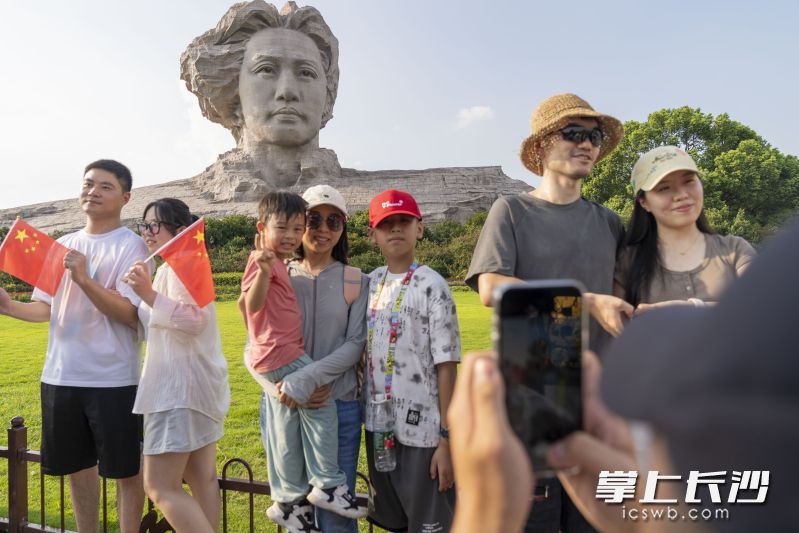 青年毛澤東像前坪吸引了大量游客拍照打卡,。  均為長沙晚報全媒體記者鄒麟,、周數(shù)邑攝