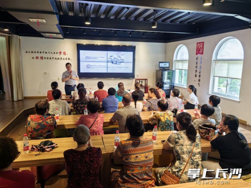 健康知識講座讓更多居民在家門口就能與醫(yī)學(xué)“大咖”近距離接觸,。 咸嘉湖街道供圖