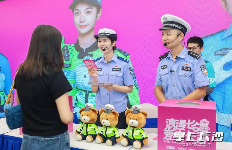 石文宇（右一）和同事在宣傳交通安全知識,。