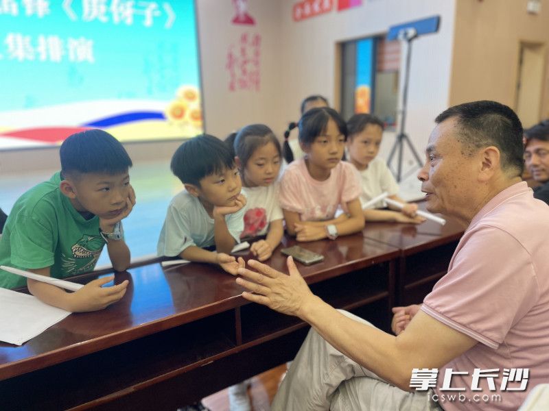 周琦在給小演員們講戲,。均為受訪者供圖