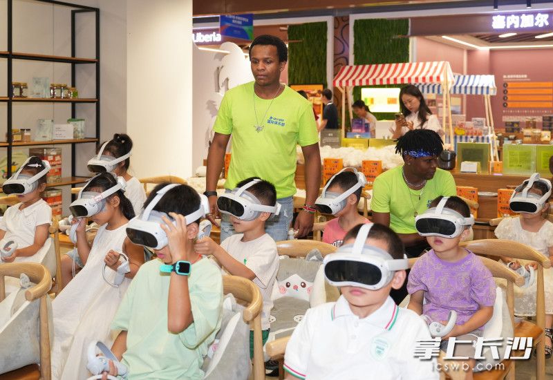 孩子們通過VR眼鏡,，沉浸式體驗了一次奇妙的非洲之旅。