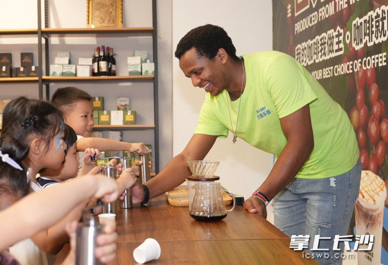 孩子們正在體驗制作手工咖啡。